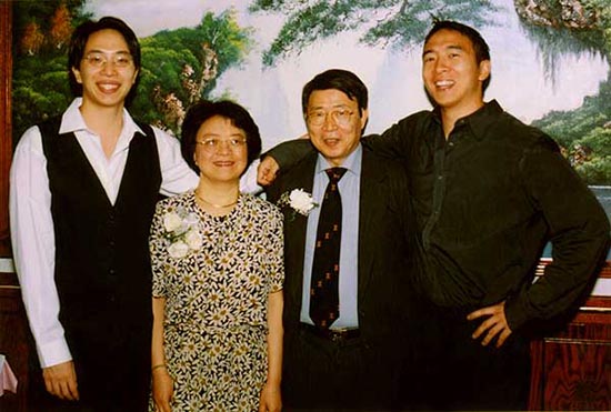 Andrew-Yang-family-with-brother.jpg