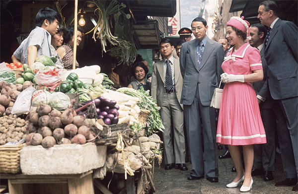 1975년, 영국령 홍콩 로열 투어 중 홍콩 좌판 상인들과의 대화..png