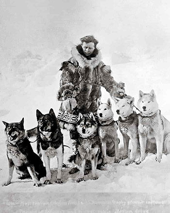 800px-Leonhard_Seppala_with_dogs.jpg