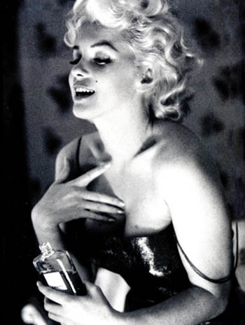 000Marilyn_Monroe_and_Chanel_no_5.jpg