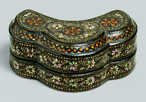 33. Trefoil-shaped covered box with decoration of chrysanthemums   (2).jpg