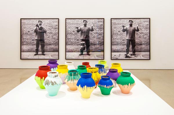 0000000000000000000000ai-weiwei-dropping-a-han-dynasty-urn-colored-vases-photo-daniel-azoulay.jpg