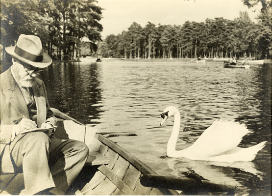 5. Photo of Henri Matisse in the Bois de Boulogne (2).jpg