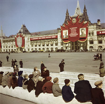 37 Capa_Young visitors waiting to see Lenin's Tomb at Red Square, Moscow-small.jpg