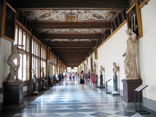 800px-Uffizi_Hallway.jpg