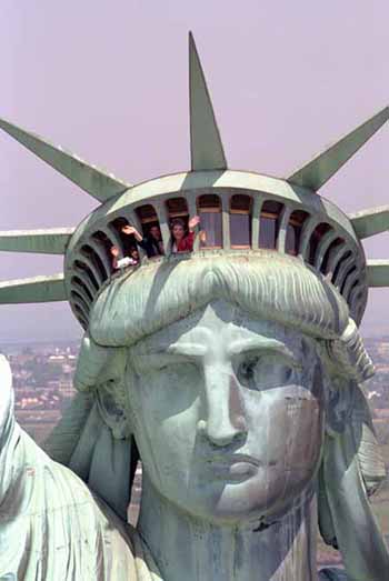 Nancy_Reagan_reopens_Statue_of_Liberty_1986.jpg