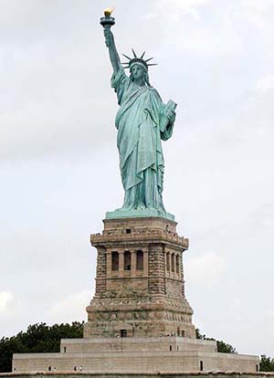 800px-Statue_of_Liberty_7.jpg