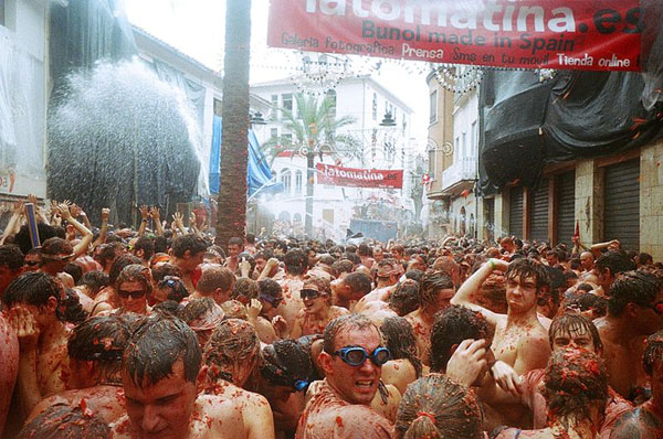 800px-Tomatina_2006.jpg