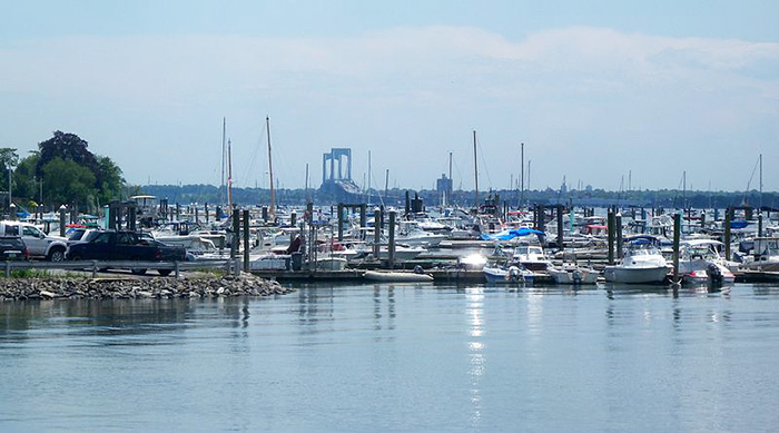 800px-CI_Marina_&_Throgs_Neck_Br_jeh.jpg