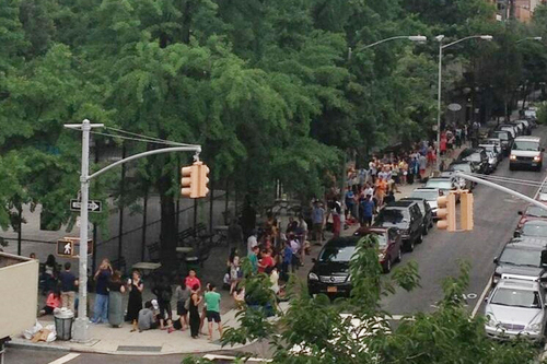 2013_cronut_line_!23-thumb@andycampbell.jpg