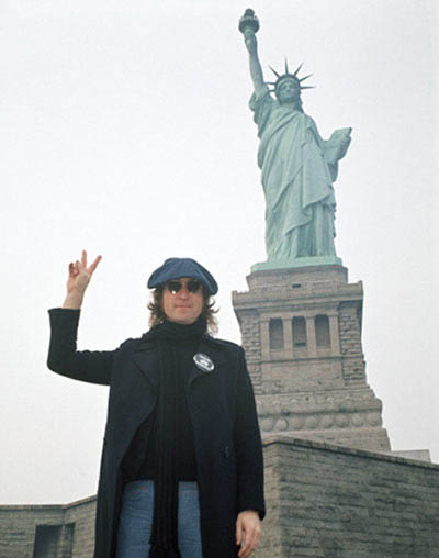 John-Lennon-in-front-of-T-001.jpg