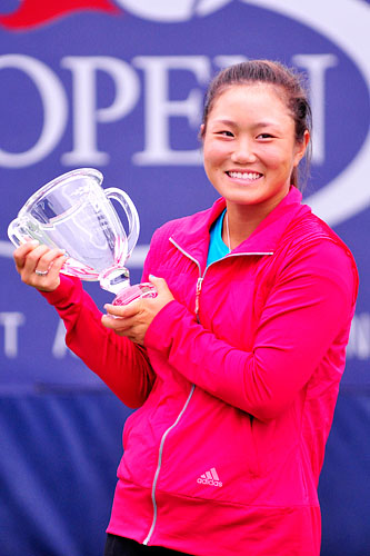 b_091111_Junior_Trophy_01.jpg