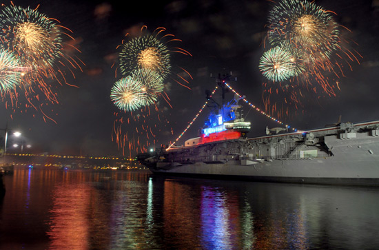 intrepid-fireworks2011_7.jpg