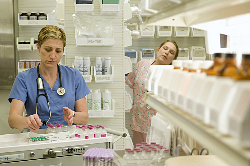 nursejackie_s1e1_6.jpg