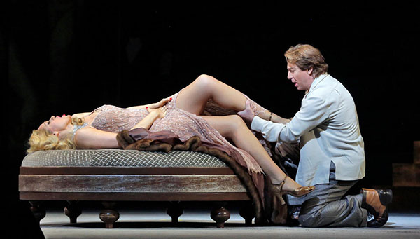 kristine_opolais_in_the_title_role_and_roberto_alagna_as_des_grieux_in_puccini_s_manon_lescaut_-_ken_howard.jpg
