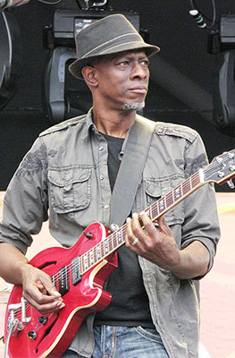 Keb_Mo_with_Hamer_guitar_26Jun2010.jpg