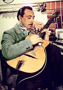 Django-Reinhardt-chez-lui-a-Samois-1953-coll.-particuliere--Herve-Derrien.jpg