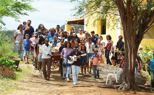 bacurau-2019-010-village-procession-man-with-guitar-ORIGINAL.jpeg