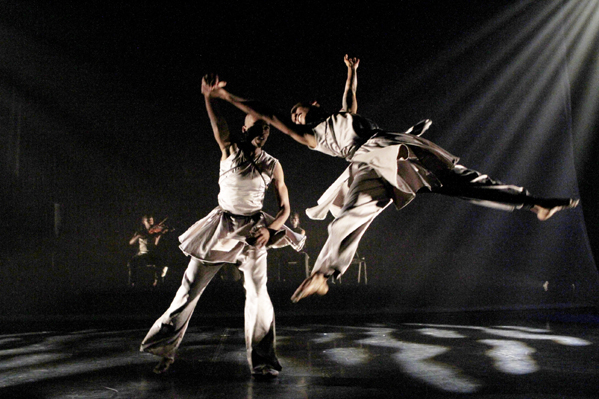 VDT_Umnikelo_Choreographer Luyanda Sidiya_Dancers Keaoleboga Seodigeng and Gladwell Rakoma_pic by John Hogg.jpg
