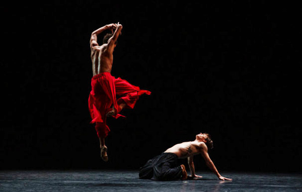 PhotobyMariaBaranova-606x404-Joseph Sissens, Calvin Richardson in Wayne McGregor’s “Obsidian Tear”.jpg
