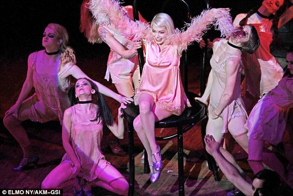 cabaret-article-2593599-1C872AB600000578-592_634x424.jpg