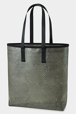 moma-122664_A2_UNIQLO_Gego_Tote_Green.jpg