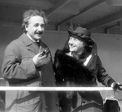 800px-Einstein_Albert_Elsa_LOC_32096u1921.jpg