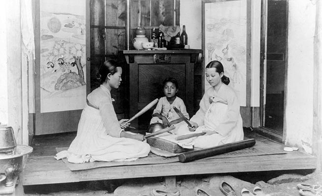 0000Korean_women-ironing_with_sticks-1910s.jpg