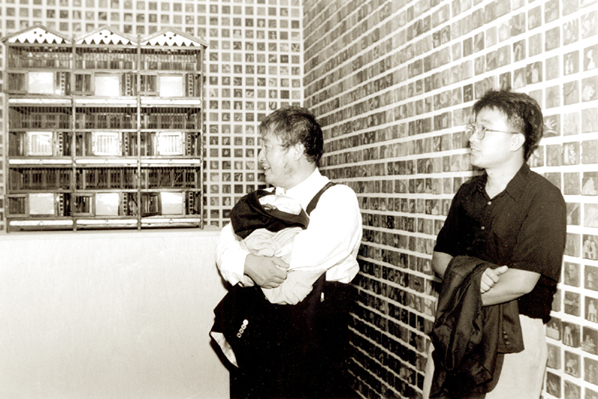 27)_Nam_June_Paik_and_Ik-Joong_Kang,_1994,_Whitney_Museum_of_American_Art_at_Champion,_Stamford,_CT,_Photo_by_Ok_Kee_Kim (2).jpg