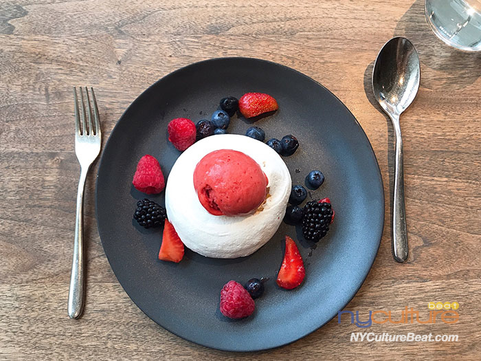 디저트)Mixed Berry Pavlova with Strawberry Sorbet 2.jpg