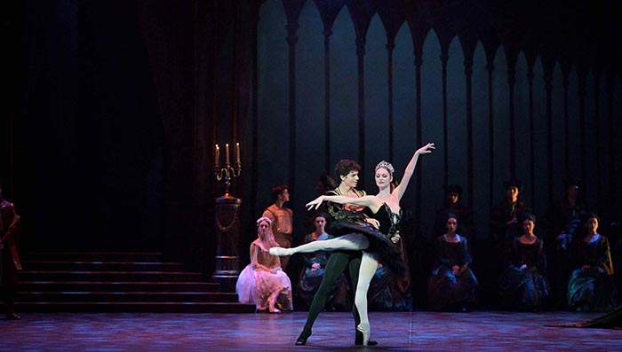 Jurgita-Dronina-and-Isaac-Hernández-in-Swan-Lake-©-Laurent-Liotardo-7_WEB-2500x1514.jpg