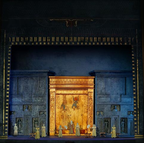 20200113_AIDA_Model Photo_Amneris Chamber_Figures_LR-L.jpg