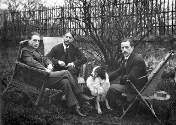 Marcel_Duchamp,_Jacques_Villon,_Raymond_Duchamp-Villon_in_the_garden_of_Villon's_studio,_Puteaux,_France,_c.1913.jpg