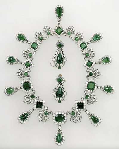 251020-Necklace-and-earrings-from-the-emerald-parure-of-Empress-Marie-Louise-rs-165b1c.jpg