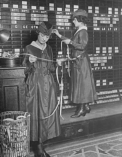 Women_in_Waldorf-Astoria.jpg