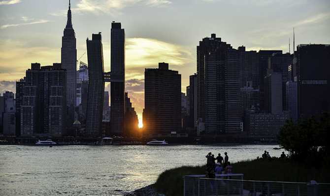 manhattanhenge-hunters-point-south-park__5d28b3e2d534a.jpg
