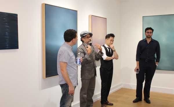 작품을 설명중인 마크 아세텔리.jpg
