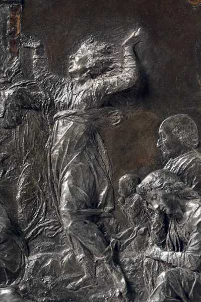 2026_siena_carmine_detail_woman_vertical_2000_1334_q30.jpg