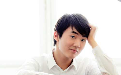 Seong-Jin-Cho-1-©-Harald-Hoffmann.jpg